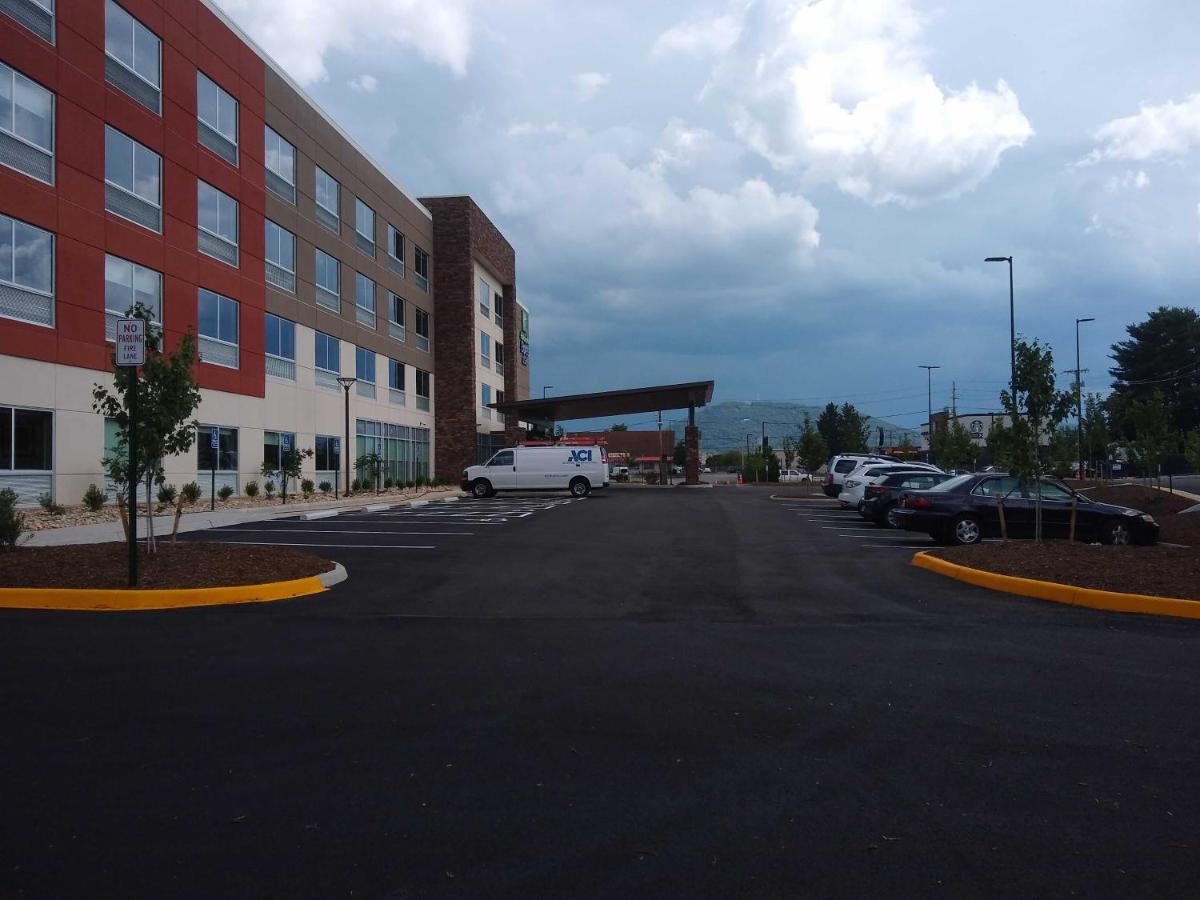 Holiday Inn Express & Suites - Roanoke - Civic Center Екстер'єр фото