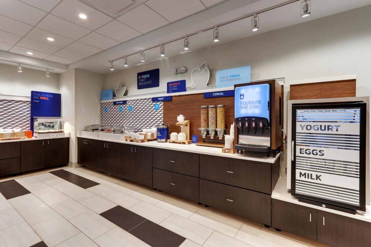 Holiday Inn Express & Suites - Roanoke - Civic Center Екстер'єр фото