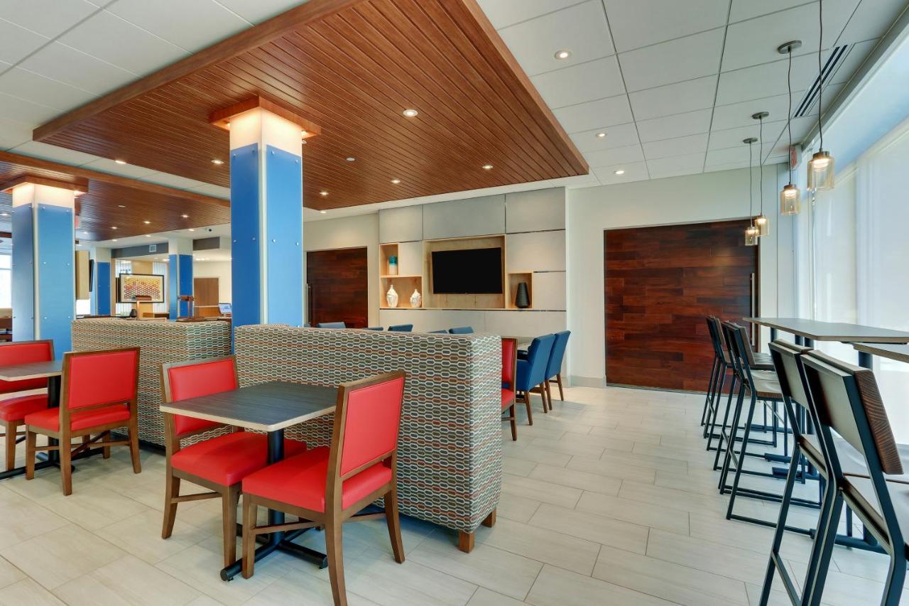 Holiday Inn Express & Suites - Roanoke - Civic Center Екстер'єр фото