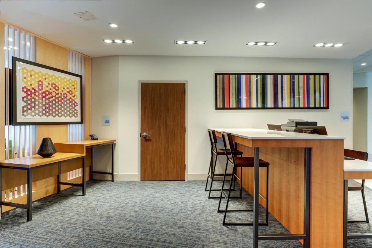 Holiday Inn Express & Suites - Roanoke - Civic Center Екстер'єр фото