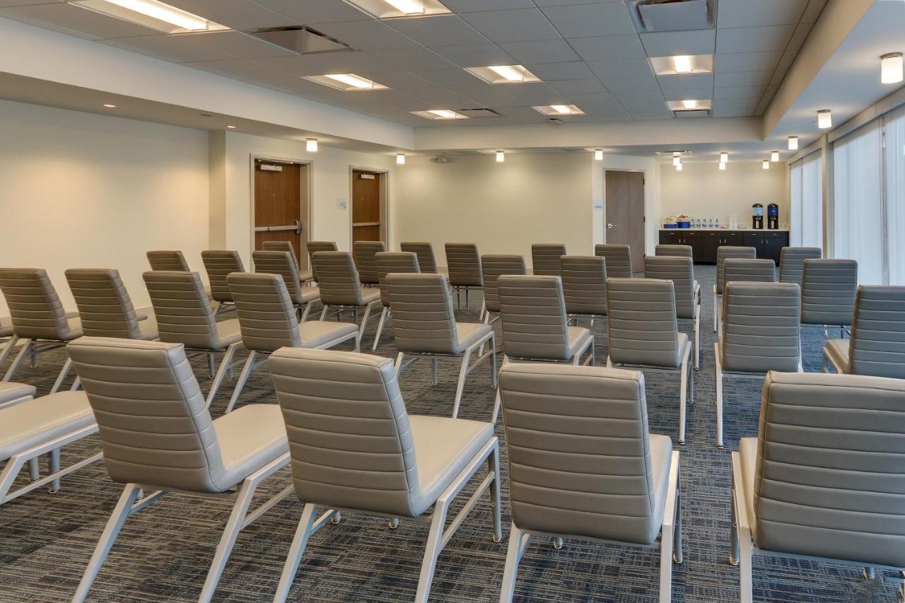 Holiday Inn Express & Suites - Roanoke - Civic Center Екстер'єр фото