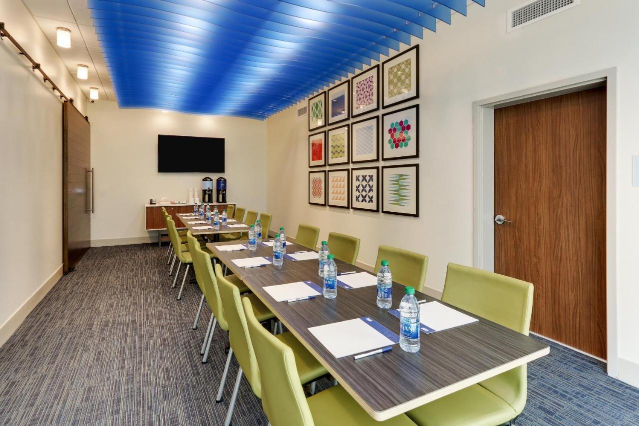 Holiday Inn Express & Suites - Roanoke - Civic Center Екстер'єр фото