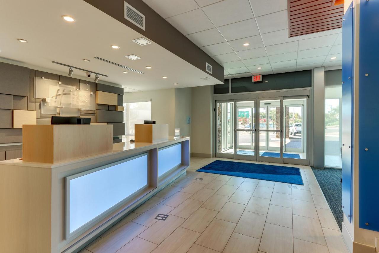 Holiday Inn Express & Suites - Roanoke - Civic Center Екстер'єр фото