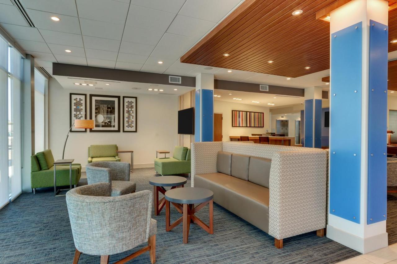 Holiday Inn Express & Suites - Roanoke - Civic Center Екстер'єр фото