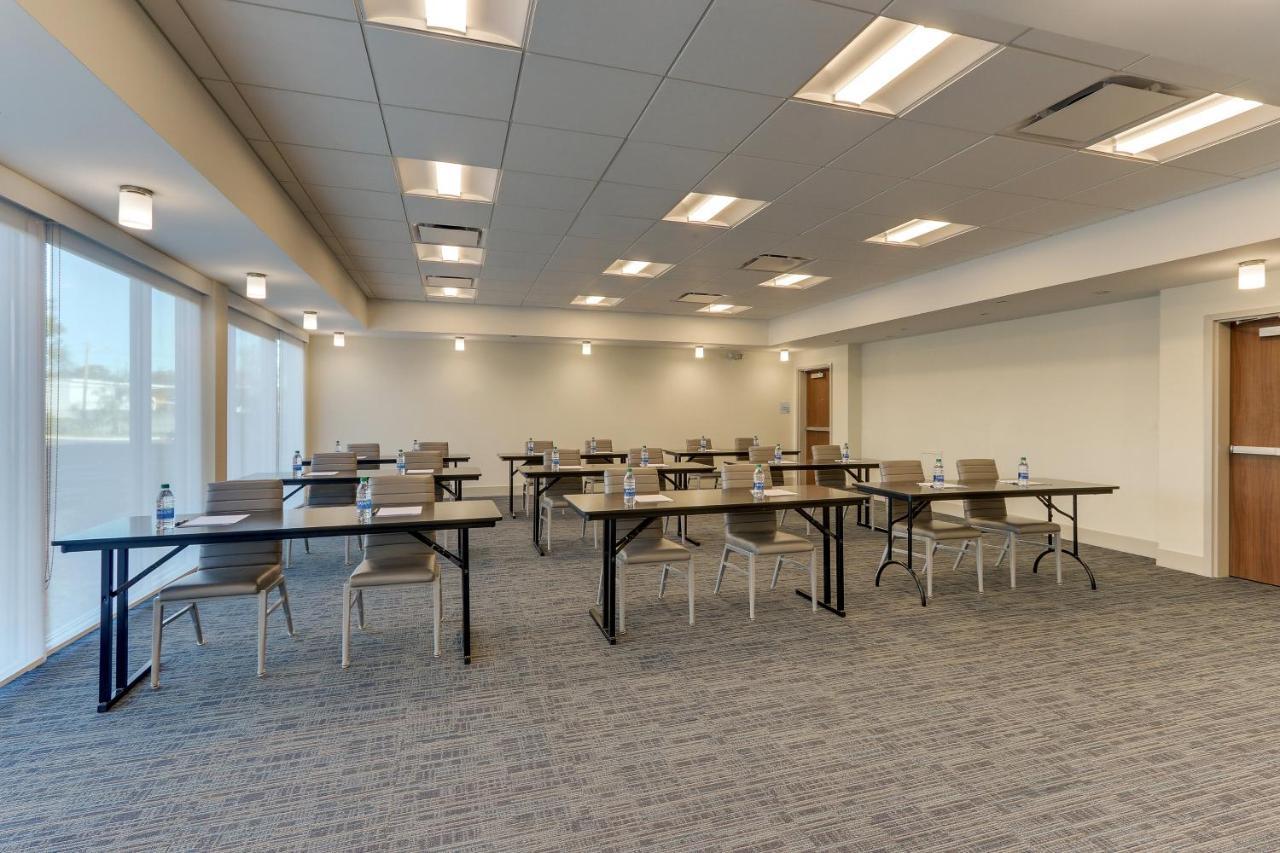 Holiday Inn Express & Suites - Roanoke - Civic Center Екстер'єр фото