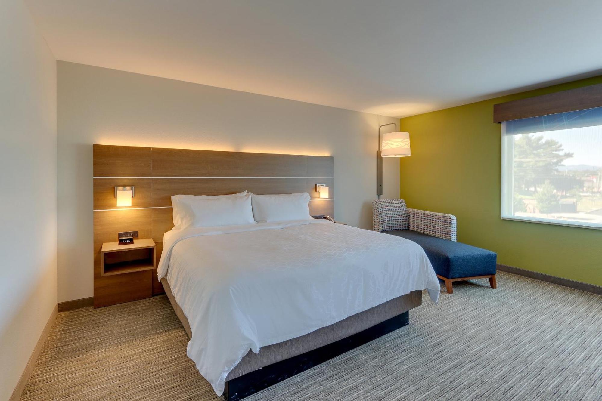 Holiday Inn Express & Suites - Roanoke - Civic Center Екстер'єр фото