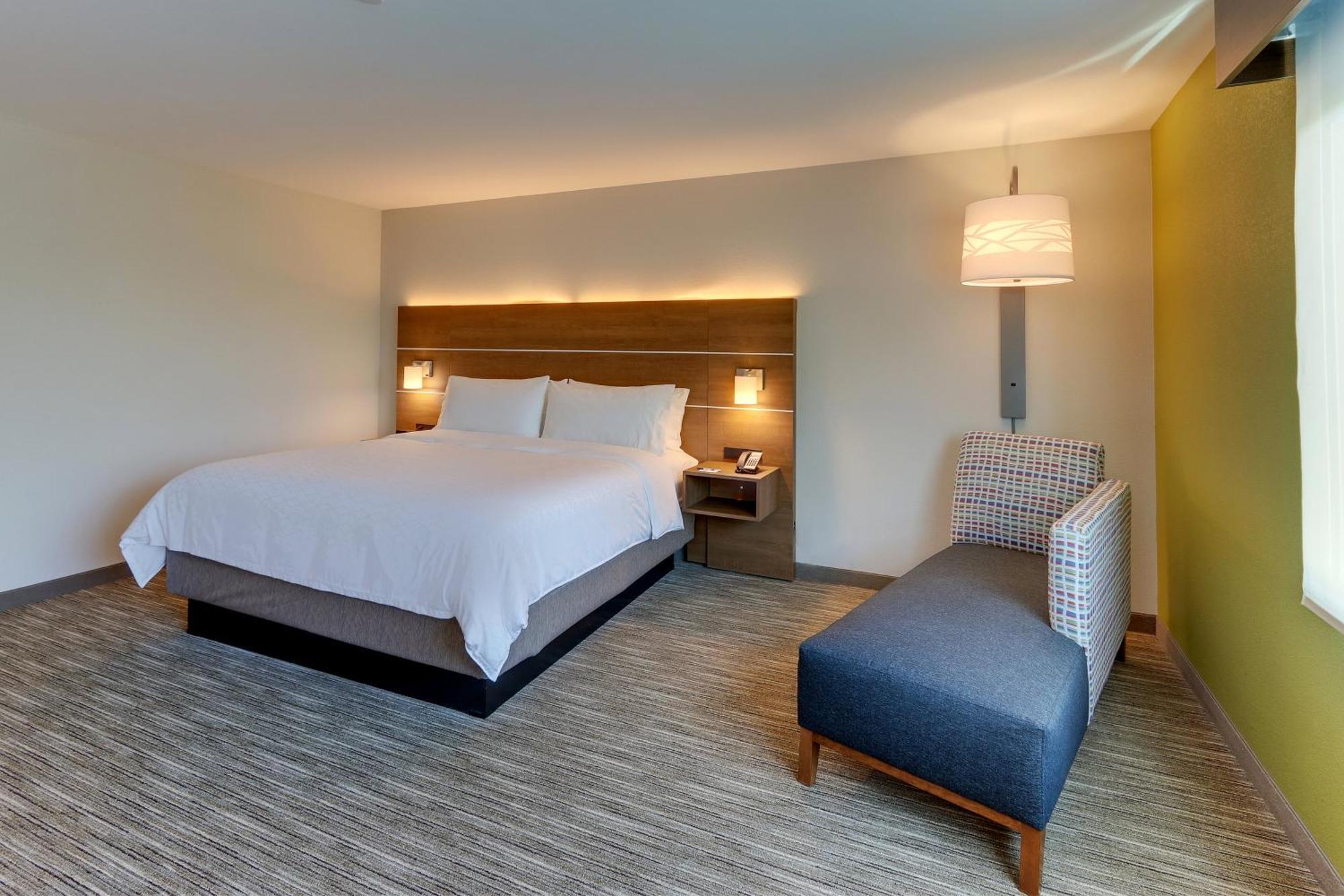 Holiday Inn Express & Suites - Roanoke - Civic Center Екстер'єр фото